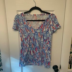 Lilly Pulitzer Michele V neck tee shirt in Red Right Return, Sz Small